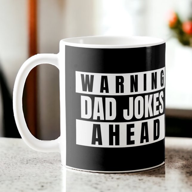 Caneca De Café Aviso sobre Piadas do Pai à Frente (Warning Dad Jokes Ahead Coffee Mug from Ricaso. A funny mug for fathers day or any day. Witty dad)