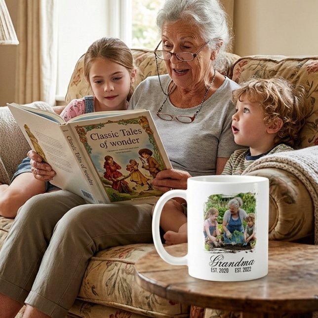 Caneca De Café Avó Est script elegante preto foto personalizada (Grandma Est black elegant script custom photo Coffee Mug)