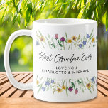 Caneca De Café Avó Floral Personalizada<br><div class="desc">Esta caneca floral é decorada com flores silvestres e folhagem de cor aquosa delicada em tons pastéis. Diz a tipografia da melhor vovó de cada na moda. Facilmente personalizável. Use a Ferramenta Design para alterar o tamanho, o estilo ou a cor do texto. À medida que criamos a nossa trabalho...</div>