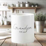 Caneca De Café Avô minimalista EST 2025 Mug | Novo Presente do Av<br><div class="desc">Marque um marco significativo com esta elegante caneca de café EST 2025 do avô. Apresentando uma tipografia moderna e limpa sobre um fundo branco nítido, esta caneca é o presente perfeito para os avós da primeira vez. Ideal para o Dia do Pai, para um anúncio de bebê, ou simplesmente para...</div>
