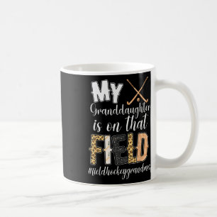 Caneca De Café Avó orgulhosa de hóquei no campo Jogadora de hóque