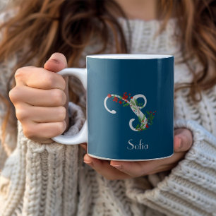 Caneca de café azul com flores silvestres aquarela