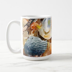 Caneca De Café Azul, conchas do mar branco e marisco na areia da