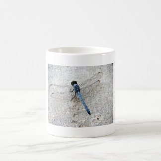 Caneca de café azul da libélula