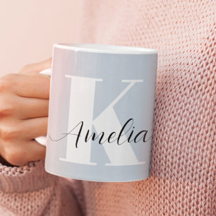 Caneca De Café Azul de Script do Monograma Chic