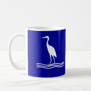 Caneca de café azul do pássaro branco da