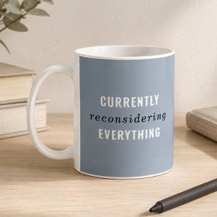 Caneca De Café Azul Empoeirado Reconsiderando Tudo Atualmente