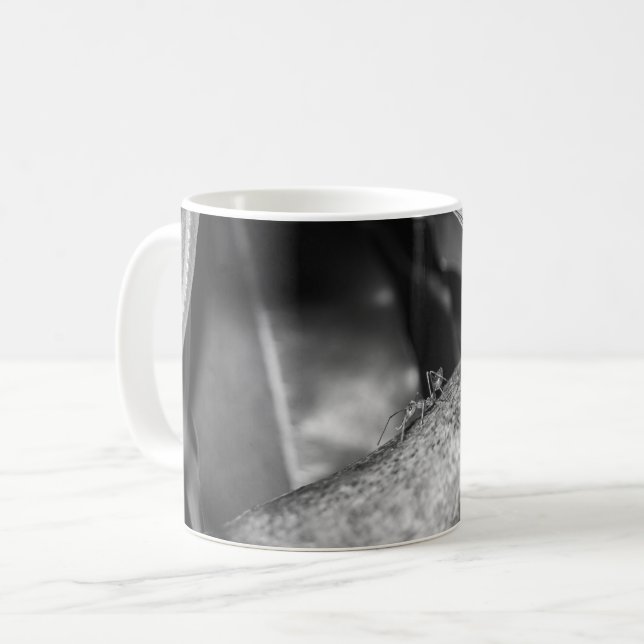 Caneca De Café B&W - Weaver Ant em uma Madeira (Frente Esquerda)