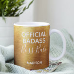 Caneca De Café Badass Oficial Boss Babe Metallic Nome Dourado<br><div class="desc">Esta design moderna apresenta um fundo de ouro metálico escovado e luxuoso com o texto "Oficial Badass Boss Babe" na tipografia moderna personalizada com seu nome abaixo. Personalize editando o texto na caixa de texto fornecida #mugs #café #coffeemugs #cofsensove #cofapetover #drinkware #cozinha #casa #presentes #bossbabe #namorada #patrão #costume #trendy #feminine...</div>