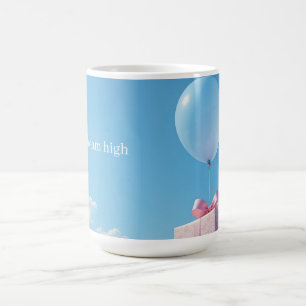 Caneca De Café balão com presente no céu azul
