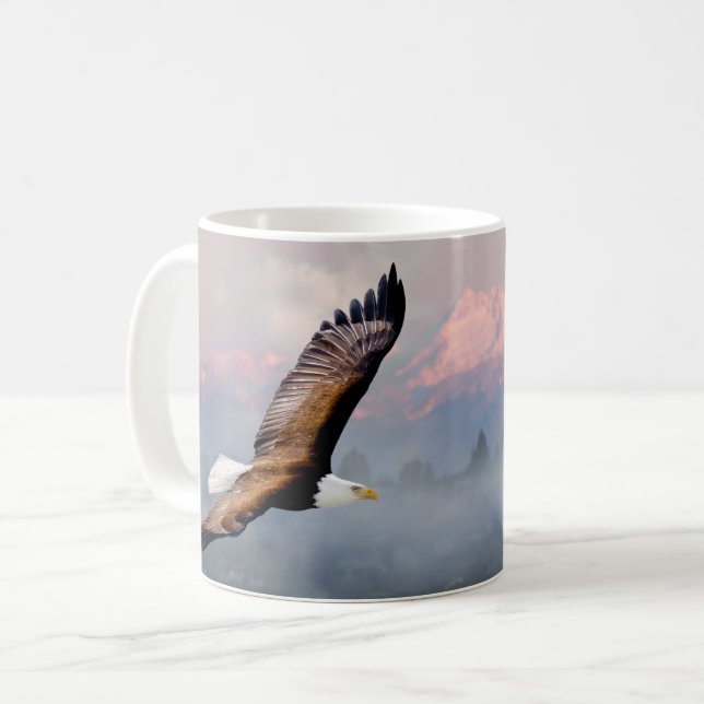 Caneca De Café Bald Eagle Sofrendo sobre Montanhas de Olimpiadas  (Frente Esquerda)