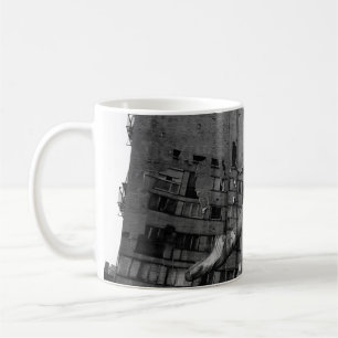 CANECA DE CAFÉ BALLERINA NO MURAL DE VESTIDO BRANCO