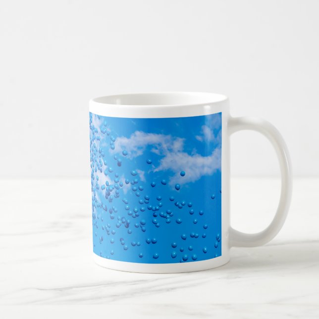 Caneca De Café Balões de brinquedo azuis no céu (Direita)