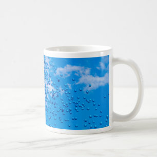 Caneca De Café Balões de brinquedos azuis no céu