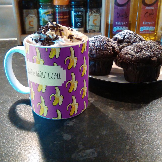 Caneca De Café Bananas Sobre Bananas De Fundo Puras De Café (Criador carregado)