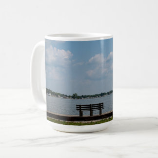 Caneca De Café Banco à Beira do Lago