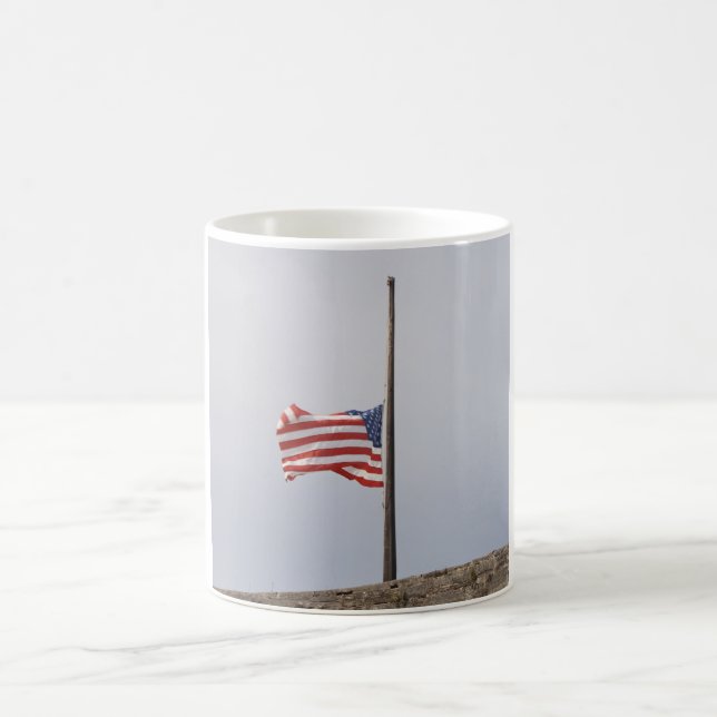 Caneca De Café Bandeira dos Estados Unidos em Half-Mast (EUA) (Centro)