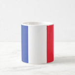 Caneca De Café Bandeira francesa (França)<br><div class="desc">Este design inclui a bandeira nacional da França (oficialmente República Francesa, República Francesa), que é um país composto pela França metropolitana na Europa Ocidental e por várias regiões e territórios ultramarinos. A área metropolitana de França estende-se do Mar Mediterrâneo ao Canal da Mancha e ao Mar do Norte, e do...</div>