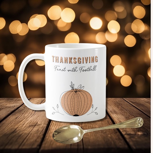 Caneca De Café Banquete de Ação de Graças com Pumpkin de Futebol  (Thanksgiving Feast with Football Orange Pumpkin Coffee Mug)
