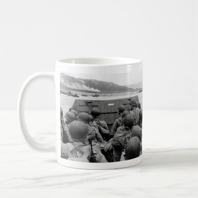 Caneca De Café Barca de descarregamento de LCVP que aproxima a (Esquerda)