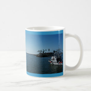 Caneca De Café Barco no perto do oceano, CA