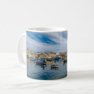 Caneca De Café Barcos de pesca tradicionais coloridos no porto