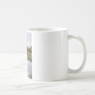 Caneca De Café Barn refletido na água