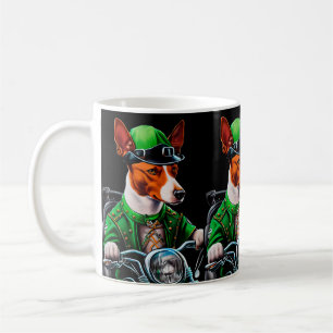 Caneca De Café Basenji Dog dirigindo Ruas de bicicleta. Dia de Pa