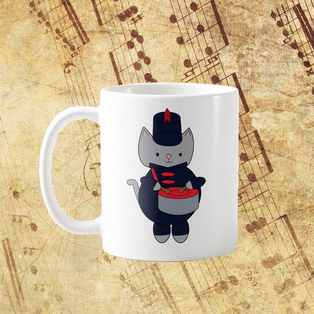 Caneca De Café Bateria de Marcha Caixa Naval Azul Vermelho (A mug with a gray cat playing the snare drum in a red and navy blue marching band uniform.)