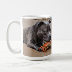 Caneca De Café "Beachside Pals: Um Staffy e seu companheiro de ca