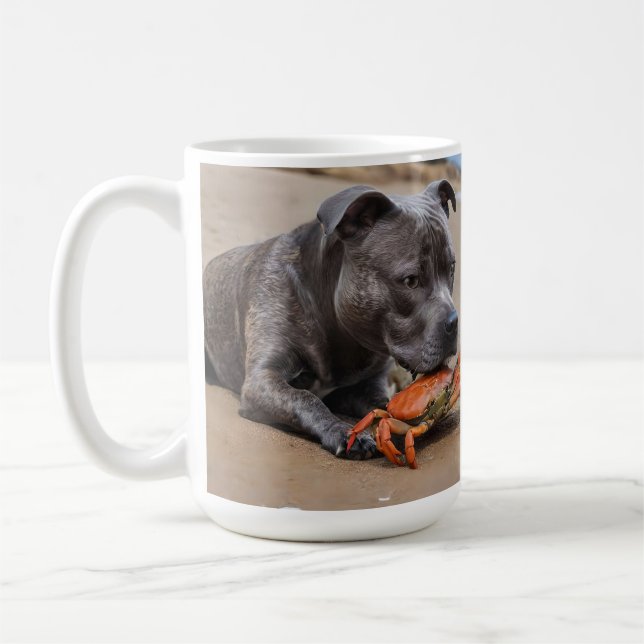 Caneca De Café "Beachside Pals: Um Staffy e seu companheiro de ca (Esquerda)