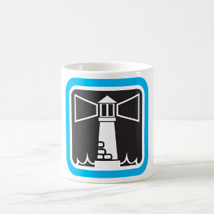 Caneca De Café Beacon de farol preto com ícone de ondas do oceano