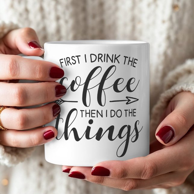 Caneca De Café Beba Café Faça Coisas Engraçadas Cotação (Enjoy this funny mug with the quote "First I drink the coffee then I do the things."
)