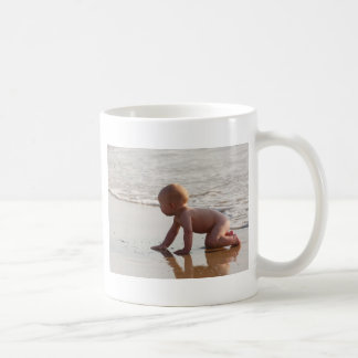 Caneca De Café Bebê que joga na areia na praia