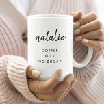 Caneca De Café Beber Preferência | Na moda minimalista do nome mo<br><div class="desc">Uma caneca de preferência simples e na moda,  personalizada,  que pode ser facilmente personalizada com seu nome e sua preferência de bebida ( chá / café / leite / açúcar / biscoitos ). A caneca de café perfeita para deixar seus colegas ou amados nunca esquecerem sua ordem de bebida!</div>