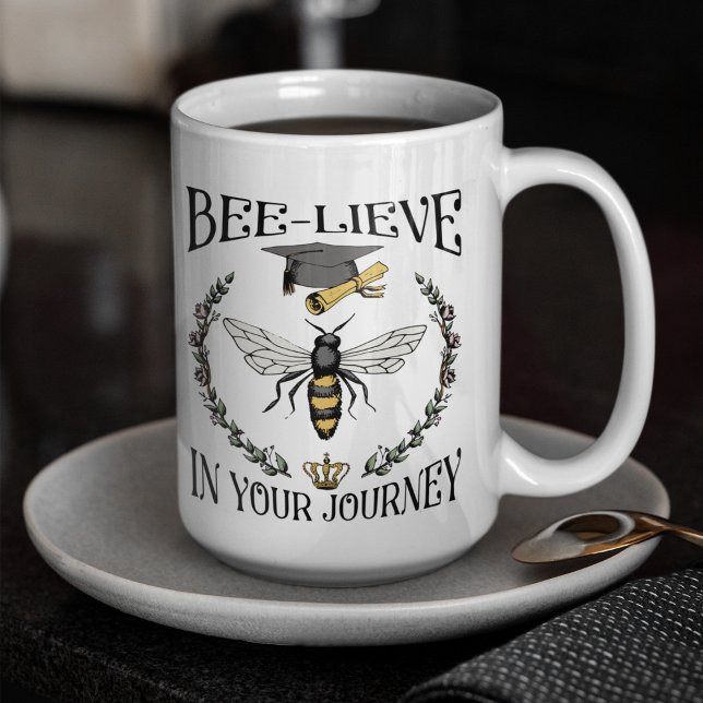 Caneca De Café Bee-lieve de Graduação em seu Formando de Viagem (Bee-lieve in Your Journey Queen Bee, crown, Grad Cap, Gown.
Custom Grad Photo & Class of 2024 (15oz))