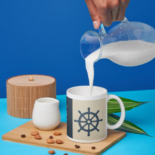 Caneca De Café bege azul marinho leme da embarcação Sobrenome Ano