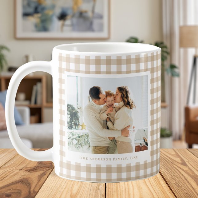Caneca De Café Beige Gingham Custom Photo (Criador carregado)