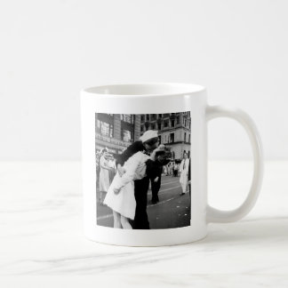 Caneca De Café Beijando o quadrado da guerra adeus às vezes
