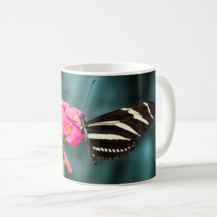 Caneca De Café Bela borboleta numa flor rosa