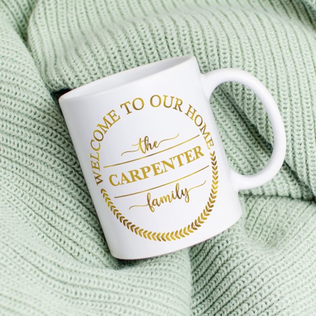 Caneca De Café Bem-vindo à nossa família personalizada Dourada (Criador carregado)