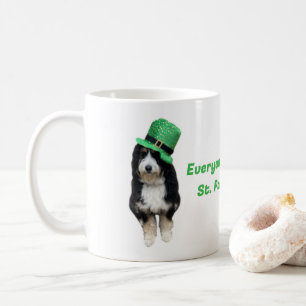 Caneca De Café Bernedoodle do Dia da Pestinha da rua com chapéu d