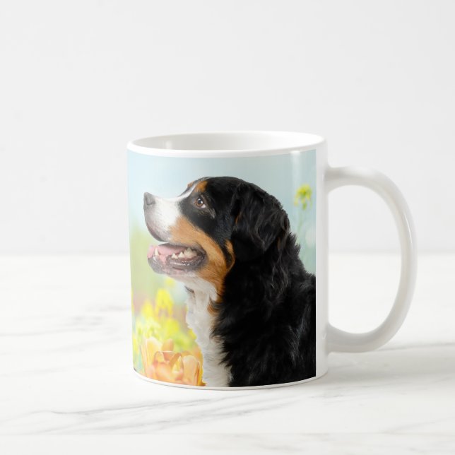 Caneca De Café Bernese Mountain dog in the flower garden (Direita)