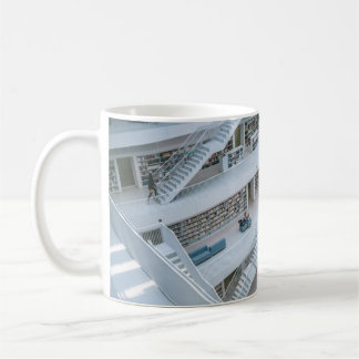 CANECA DE CAFÉ BIBLIOTECA DENTRO DE ANDAMENTO DO PESSOAS