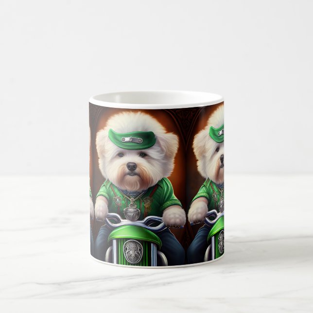 Caneca De Café Bichon Frisé Dog Dirigindo Rua de Bike. Dia de Pat (Centro)