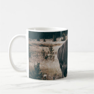 CANECA DE CAFÉ BISON ROWN NO CAMPO DE GRAMAS MARAVILHOSA DURANTE