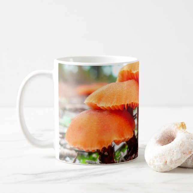 Caneca De Café Blindos cogumelos selvagens em um campo de outono (Com Donut)