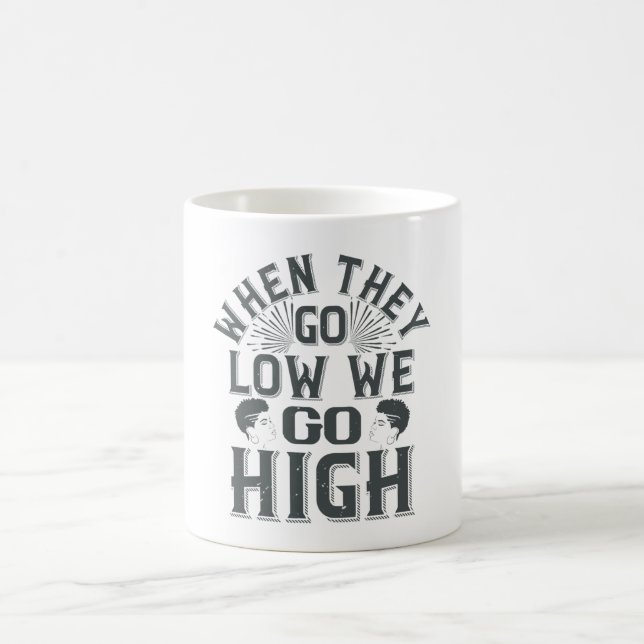 Caneca De Café BLM - Quando eles baixam, nós ficamos altos (Centro)