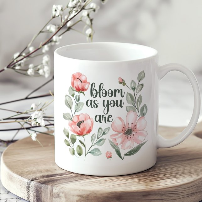 Caneca De Café "Bloom Como Você É" Flores Rosa Blooms ("Bloom As You Are" Pink Flowers Blooms Coffee Mug on a boho kitchen table.)