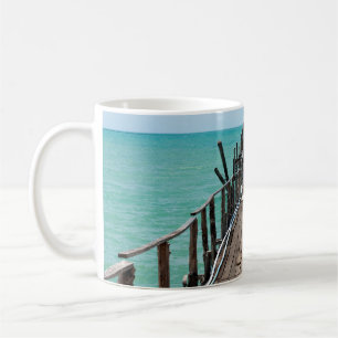 Caneca De Café Boa ponte de madeira com fundo azul-marinho em Sam